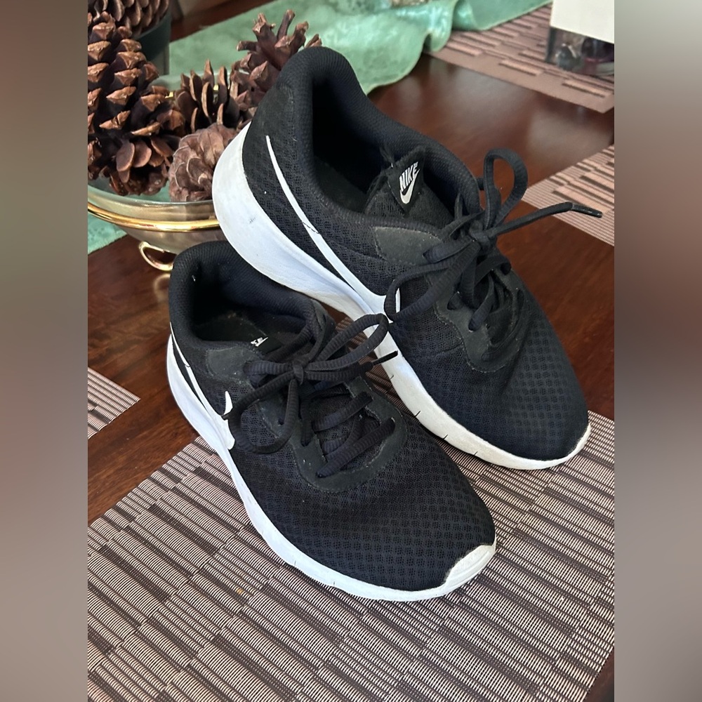 Nike Tanjun Size 5.5Y Black white Athletic Shoes good condition Black/white